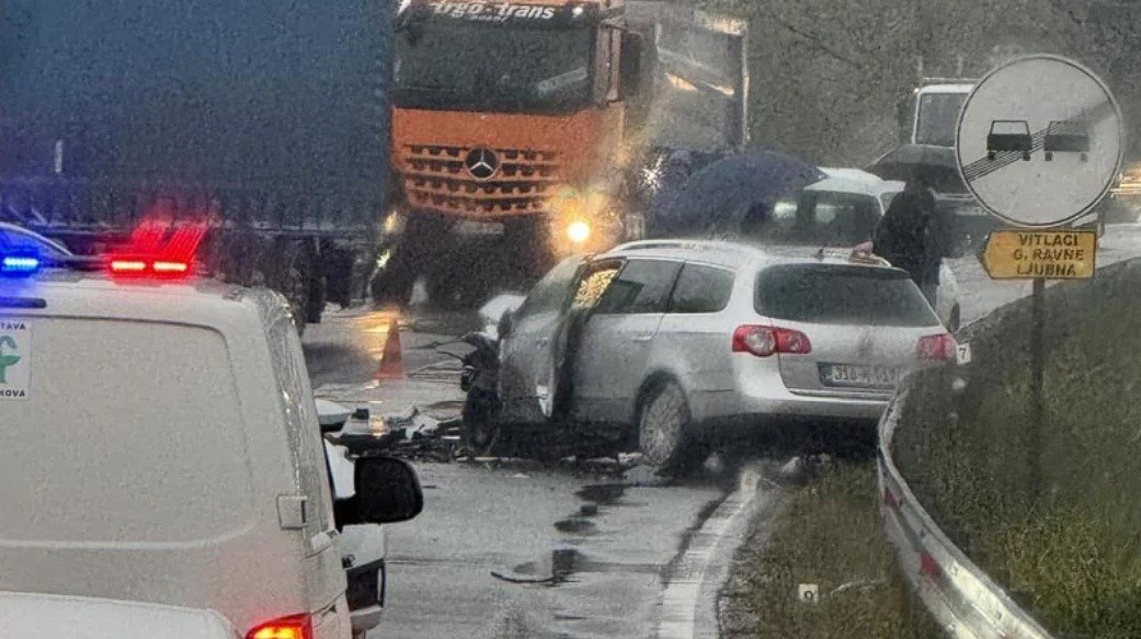 Težak udes na M-17 kod Žepča, dvije osobe hitno prebačene u bolnicu