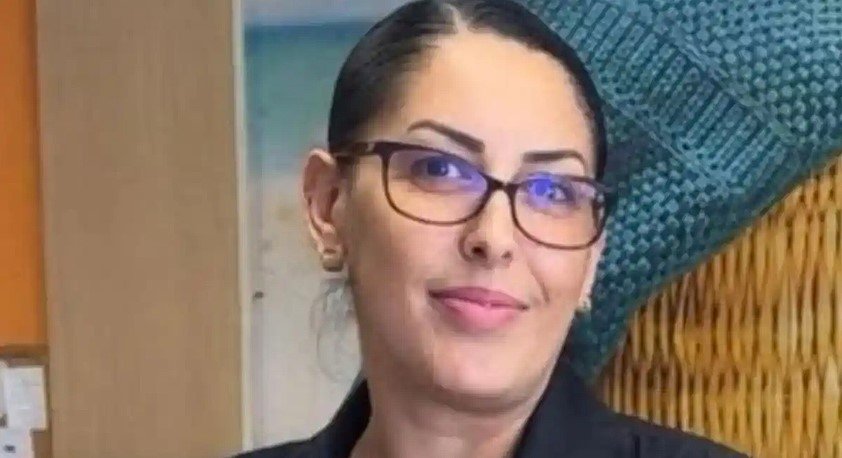 Arlindu, nakon što je prijavila nasilje, policija ispratila do kuće. Kada je ušla, ubijena sjekirom