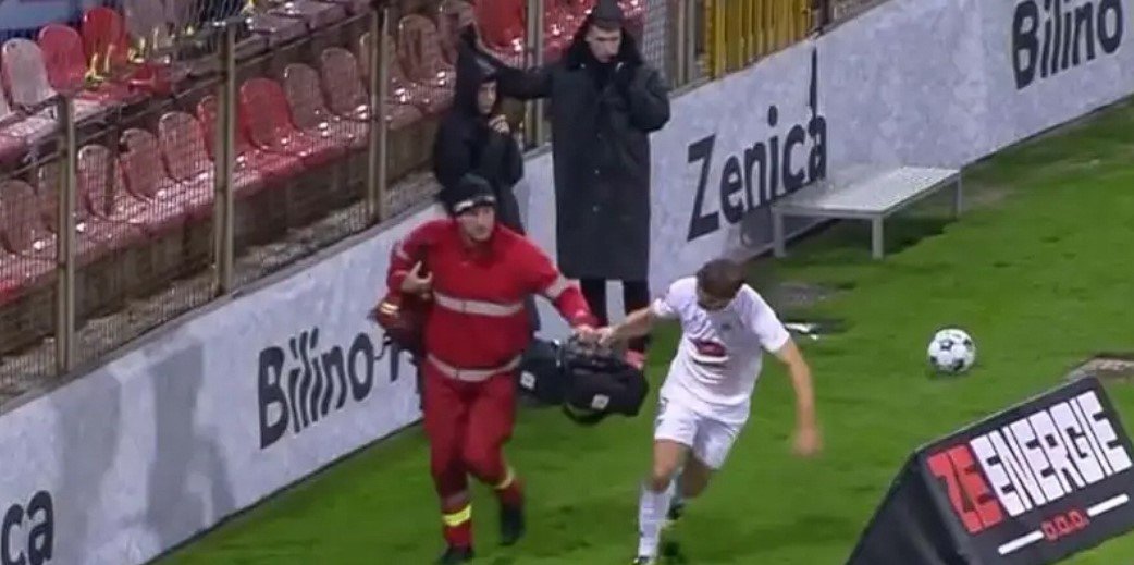 Igrač Borca oduševio javnost reakcijom: Uzeo aparat za reanimaciju pa trčao prema tribinama gdje je pozlilo navijaču