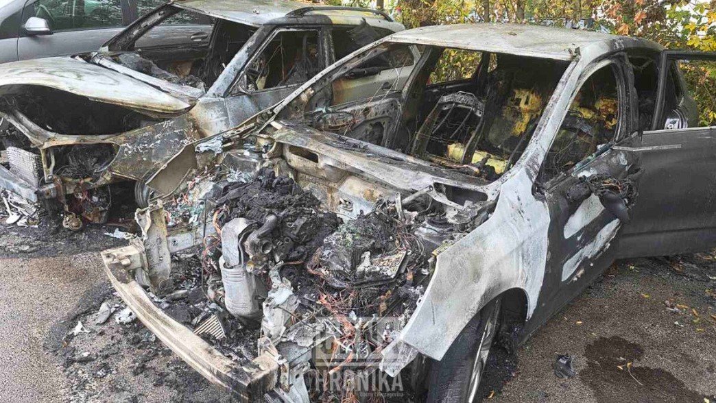 Pogledajte štetu koju su napravili maloljetnici u Sarajevu: Više automobila završilo u plamenu, privedene tri osobe