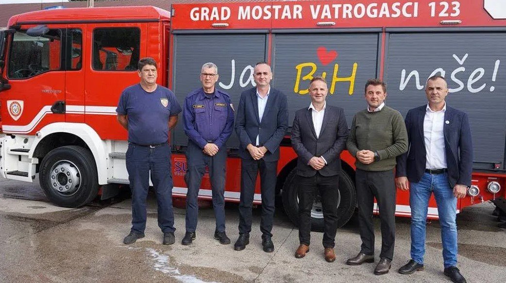 Svjetsko, a naše: Mostar dobio vatrogasno vozilo proizvedeno u Živinicama