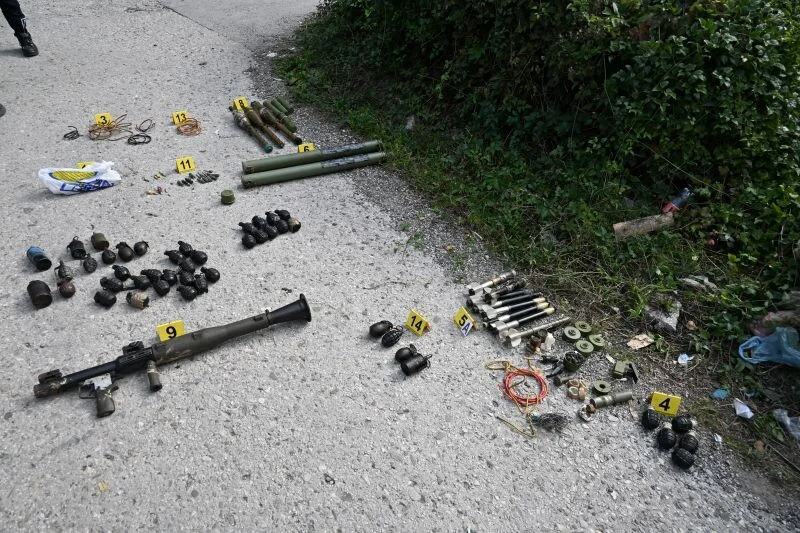 Drama kod Zenice: Vozač bježao policiji i putem izbacio 45 bombi, mine, zolje i rakete