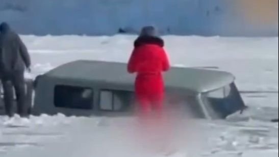 Pojavio se uznemirujući snimak: Autobus propao kroz led u najdublje jezero, samo jedna osoba preživjela