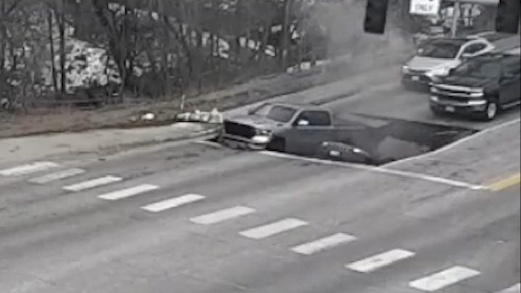 Video / Dramatičan kolaps ceste: Dva vozila progutala rupa na kolovozu