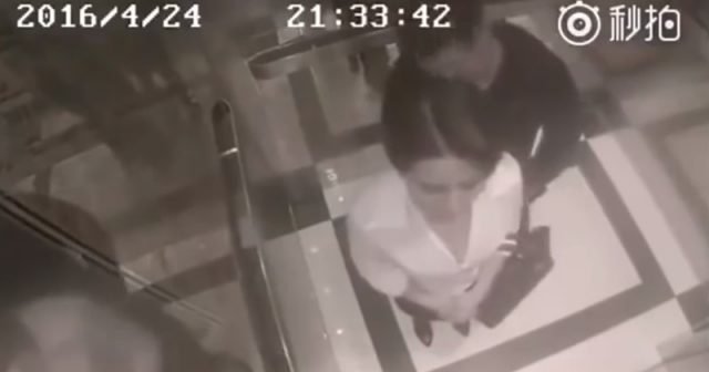 Nadzorna kamera je snimila kako čovjek “dira” ženu u liftu. Ali, pričekajte dok vidite šta se događa na 0:21 min!