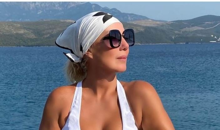 Ovako izgleda tijelo žene od 65 godina kad se fotografije ne fotošopiraju: Brena se skinula u kupaći i pokazala sve nesavršenosti FOTO