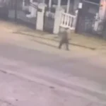 (VIDEO) DVA I PO SATA MISTERIJE Dječak (6) u pidžami šetao ulicom, a zatim nestao BEZ TRAGA: Snimak sa nadzorne kamere LEDI KRV, ali posebnu JEZU budi OVO KLJUČNO PITANJE