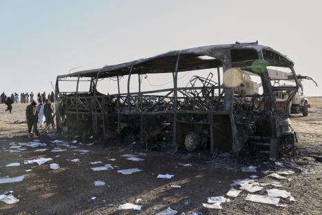 PREVRNUO SE AUTOBUS KOD PRESTONICE! Poginulo najmanje 26 ljudi, spasioci ne znaju kome pre da pomognu (FOTO)